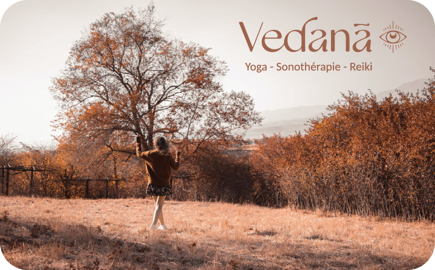 Photo dans les tons rouge d'une femme dans la nature + logo vedana yoga